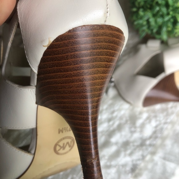 Michael Kors leather buckle heels. Sz 7 1/2 - Picture 8 of 10